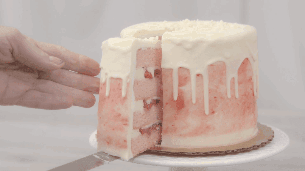 Layer cake is sliced easily using the correct method